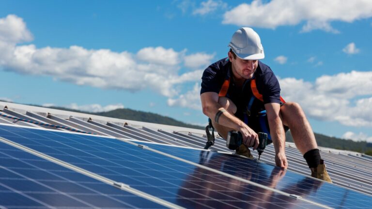 Quelle aide de l'État pour panneau photovoltaïque en 2023 ?