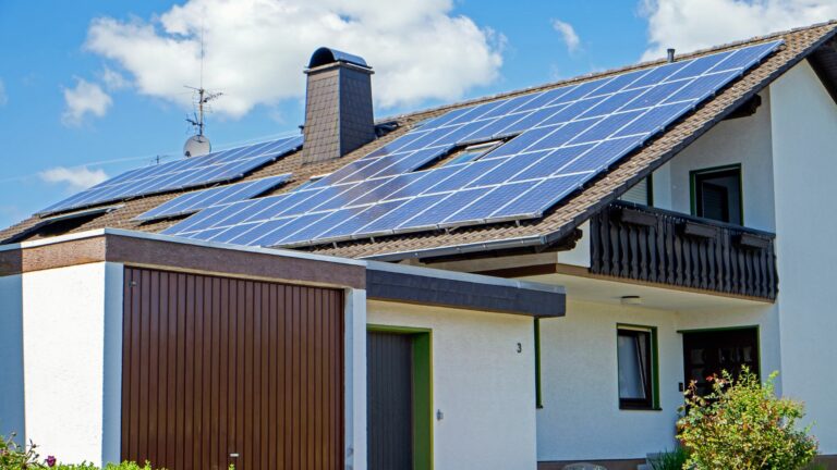 Guide ultime : Combien de panneaux solaires faut-il pour chauffer une maison ?