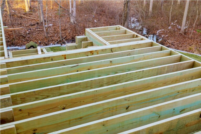 Calcul de l’espacement des plots pour une terrasse en bois : les étapes à suivre