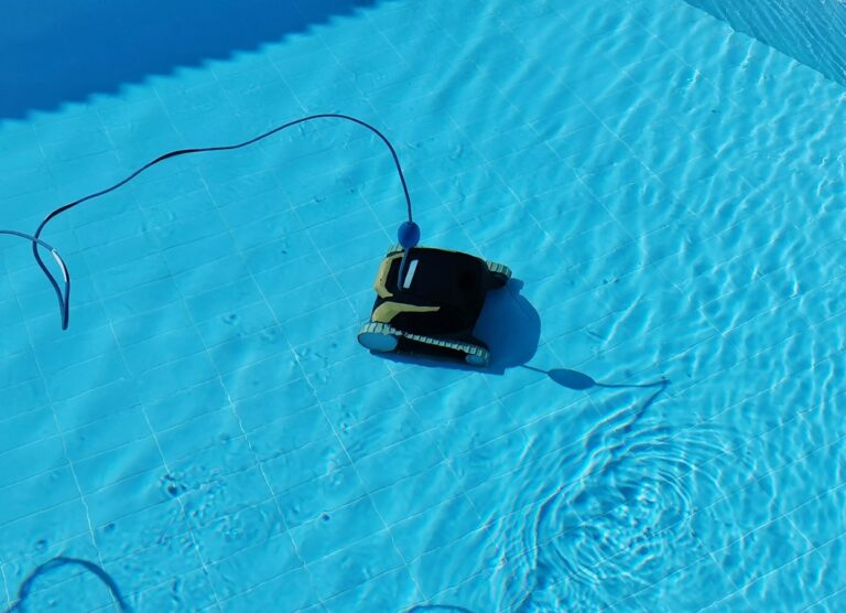 Laisser ou non son robot de piscine dans l’eau : Avantages, Inconvénients et Conseils d’Utilisation
