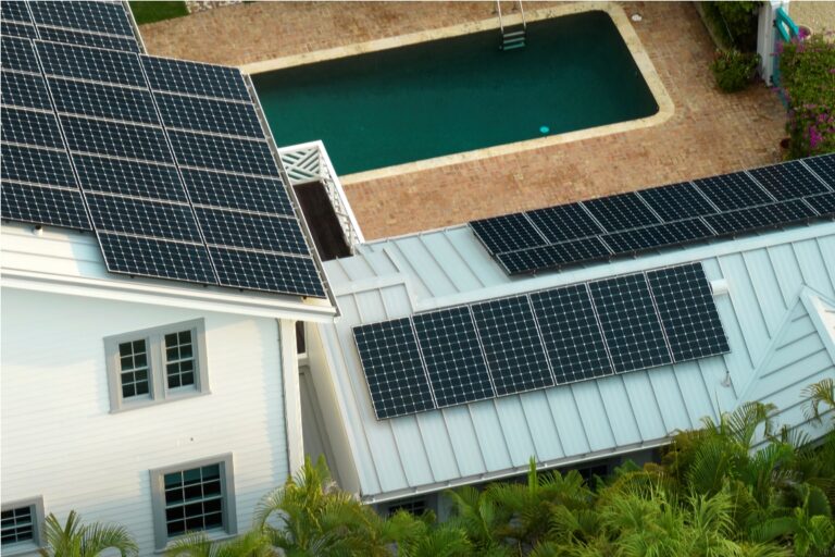 Comment optimiser votre piscine avec des panneaux solaires: conseils pratiques et erreurs à éviter