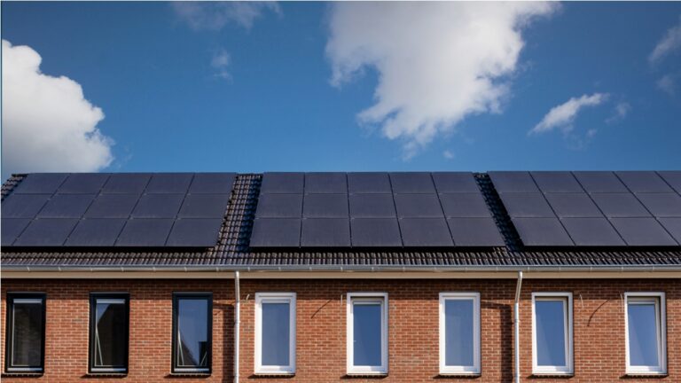 Panneaux Solaires Hybrides: Répondre aux Besoins Énergétiques et Lutter Contre le Changement Climatique