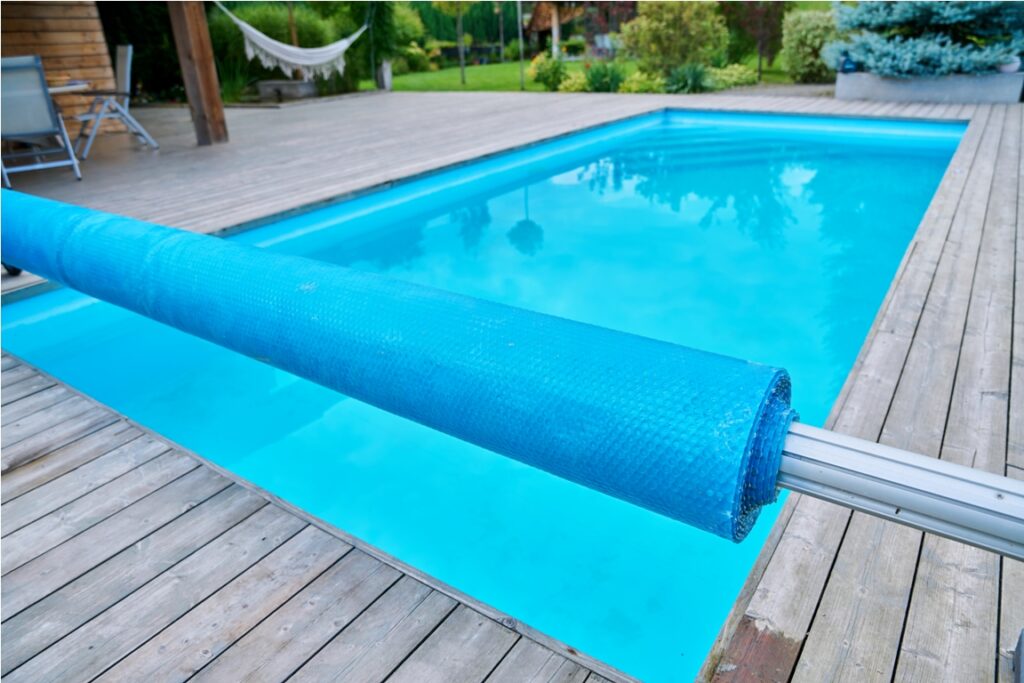 outdoor swimming pool in the backyard 2022 12 01 07 34 39 utc