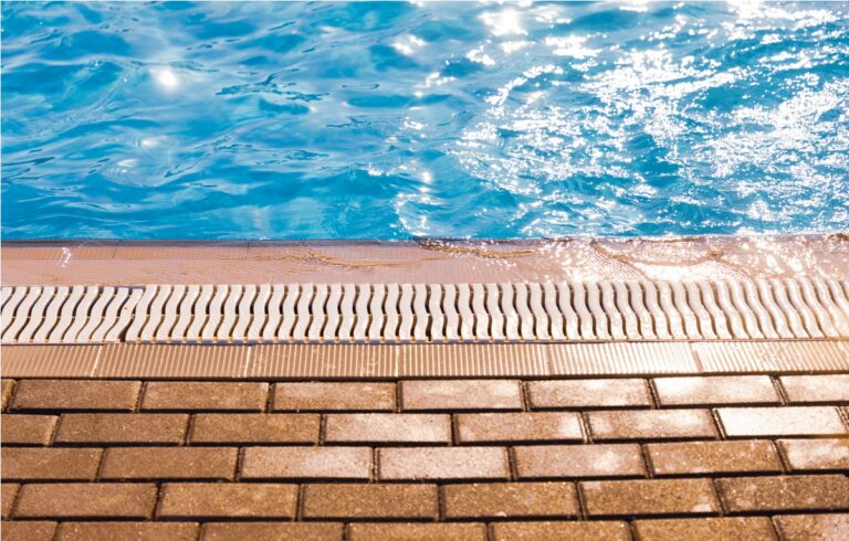 Comment évacuer correctement les eaux de piscine conformément à la règlementation