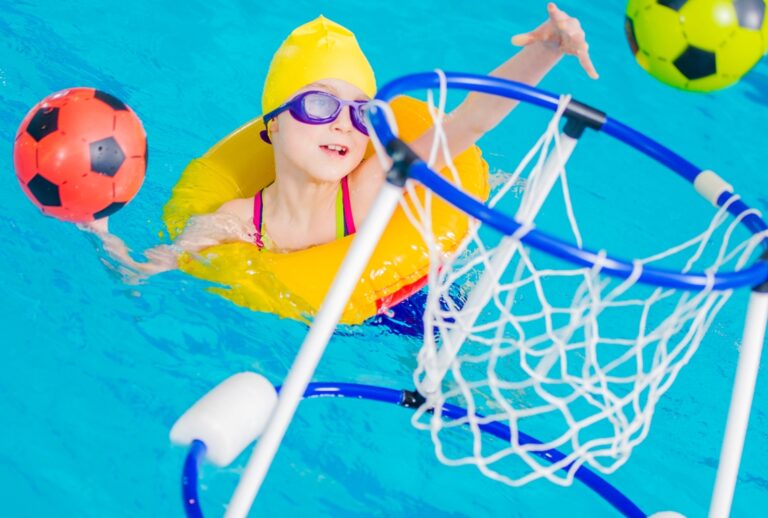Jeux de Piscine Amusants pour l’Été : Volley-ball Aquatique, Chasse au Trésor et Plus !