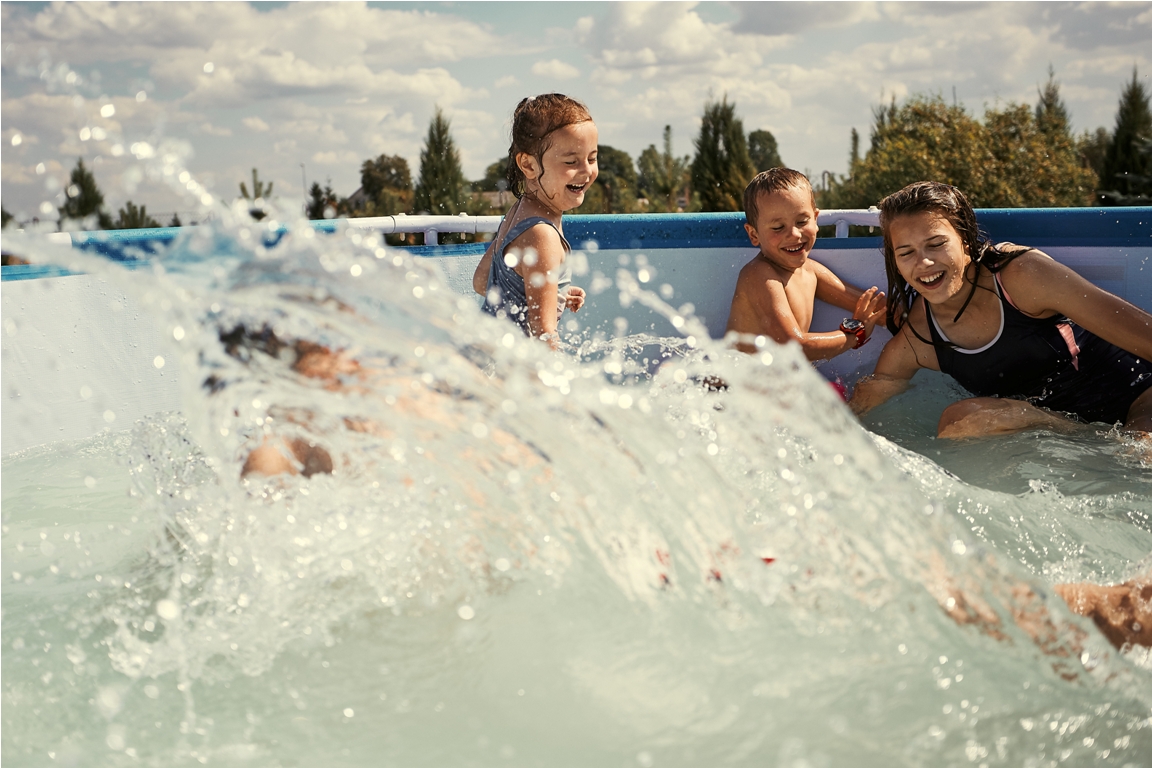 children splashing in a pool