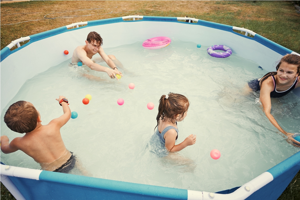 children splashing in a pool