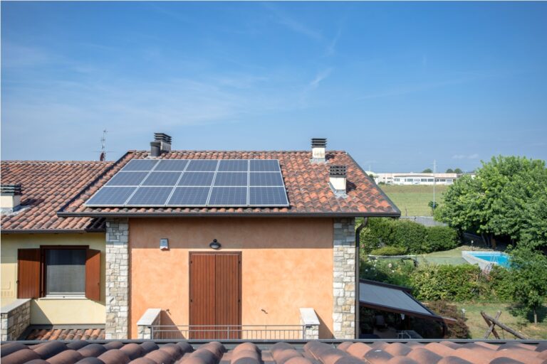 Panneaux solaires fabriqués en France : les bénéfices écologiques et économiques
