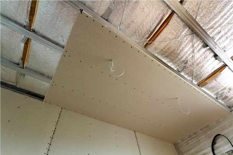 Transformer votre garage en un espace confortable grâce à l’isolation du plafond