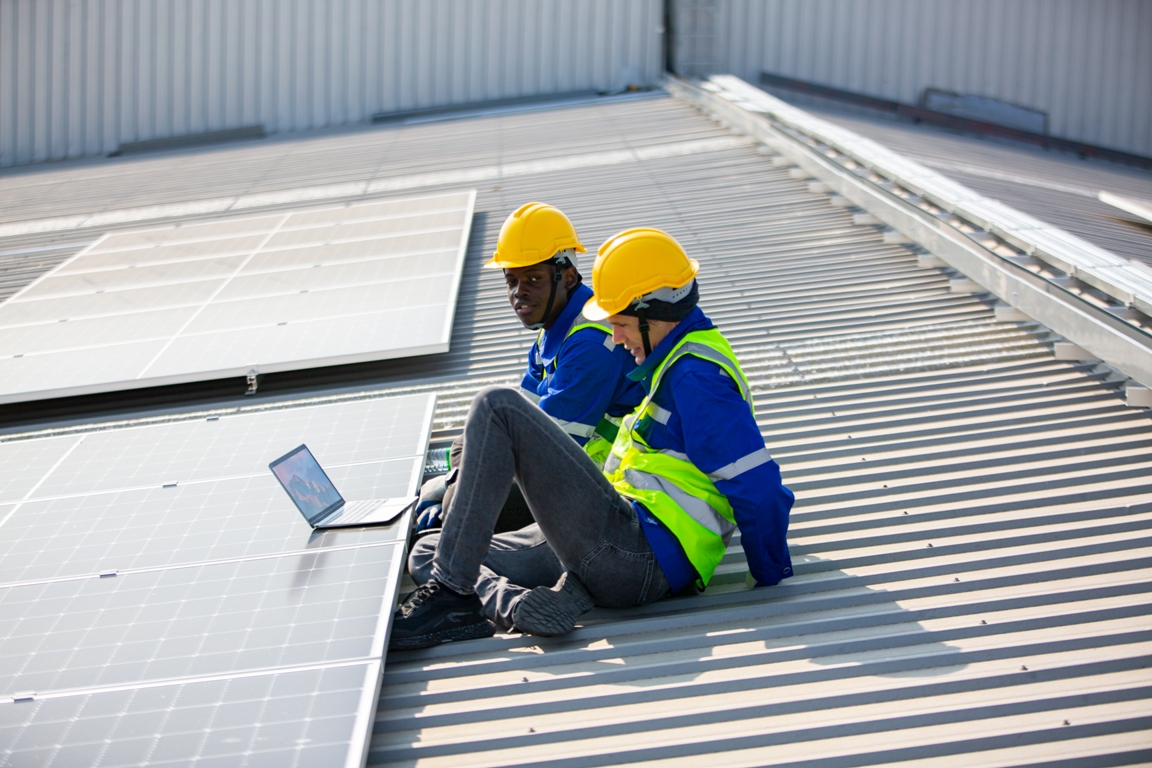 solar panel installer installing solar panels on r 2023 11 27 05 17 36 utc