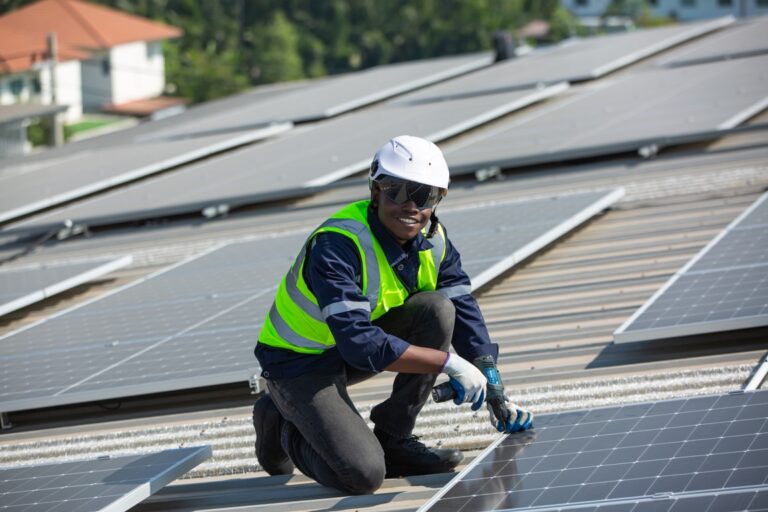Devenir installateur de panneaux solaires : un métier d’avenir au cœur de la transition énergétique