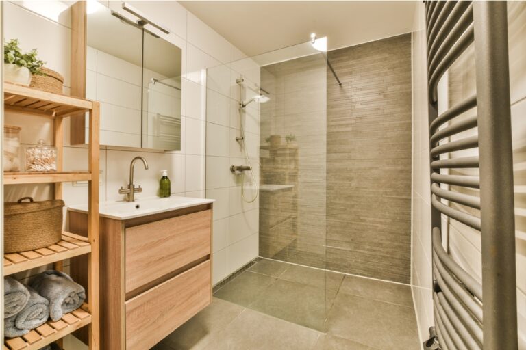Transformez votre salle de bain en installant une douche italienne à la place d’un bac à douche