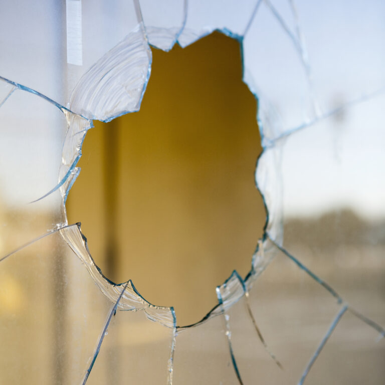 Comment gérer une vitre cassée de fenêtre : conseils et astuces