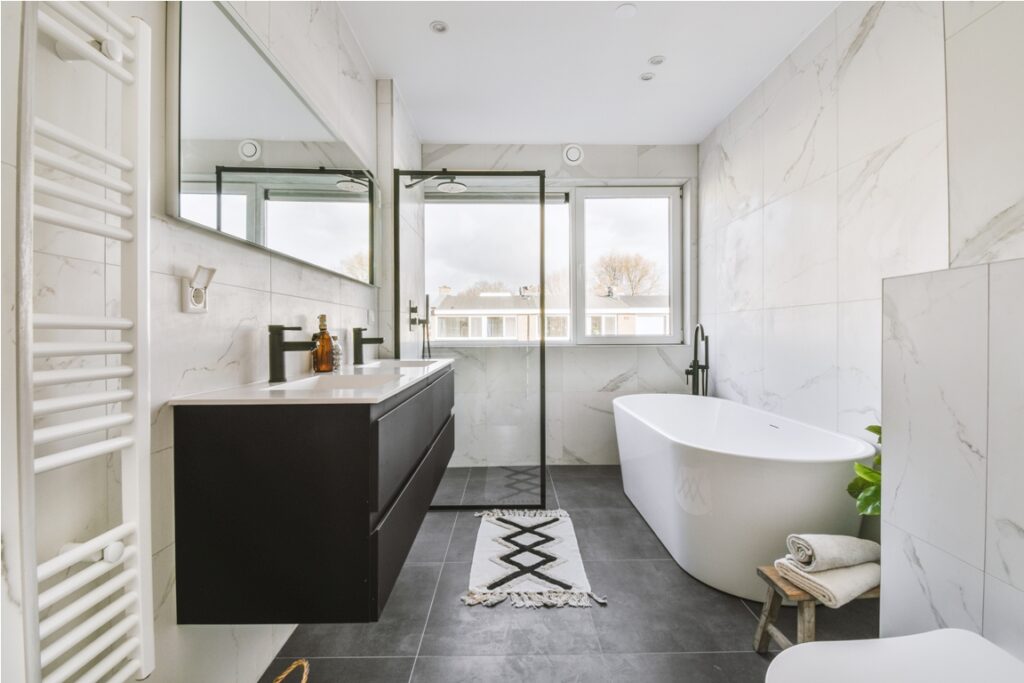 Les avantages d'une douche italienne avec fenêtre pour votre salle de