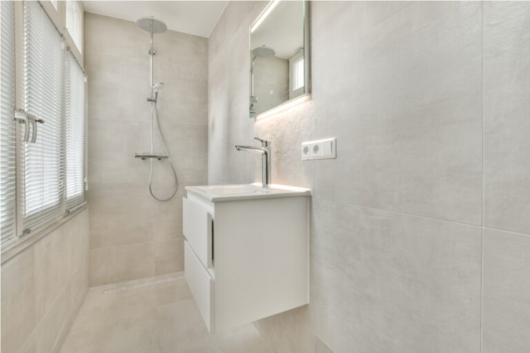 La douche italienne avec fenêtre : un choix moderne et lumineux pour votre salle de bain