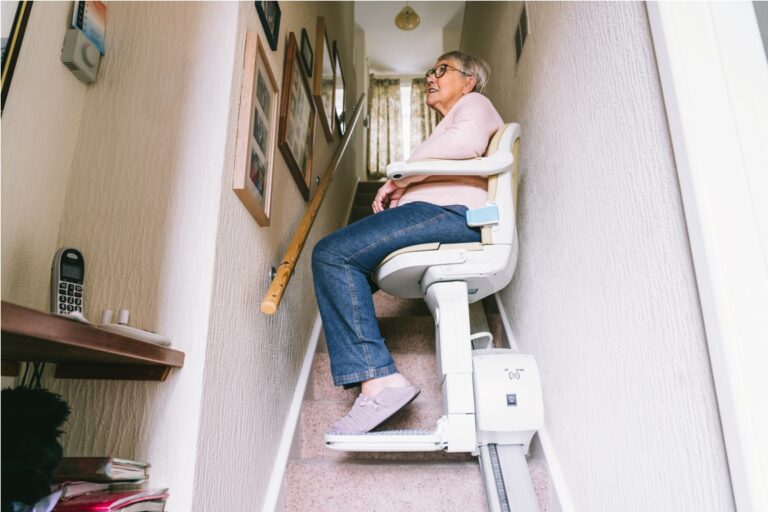 Monte-escalier debout : solution ergonomique pour les personnes à mobilité réduite