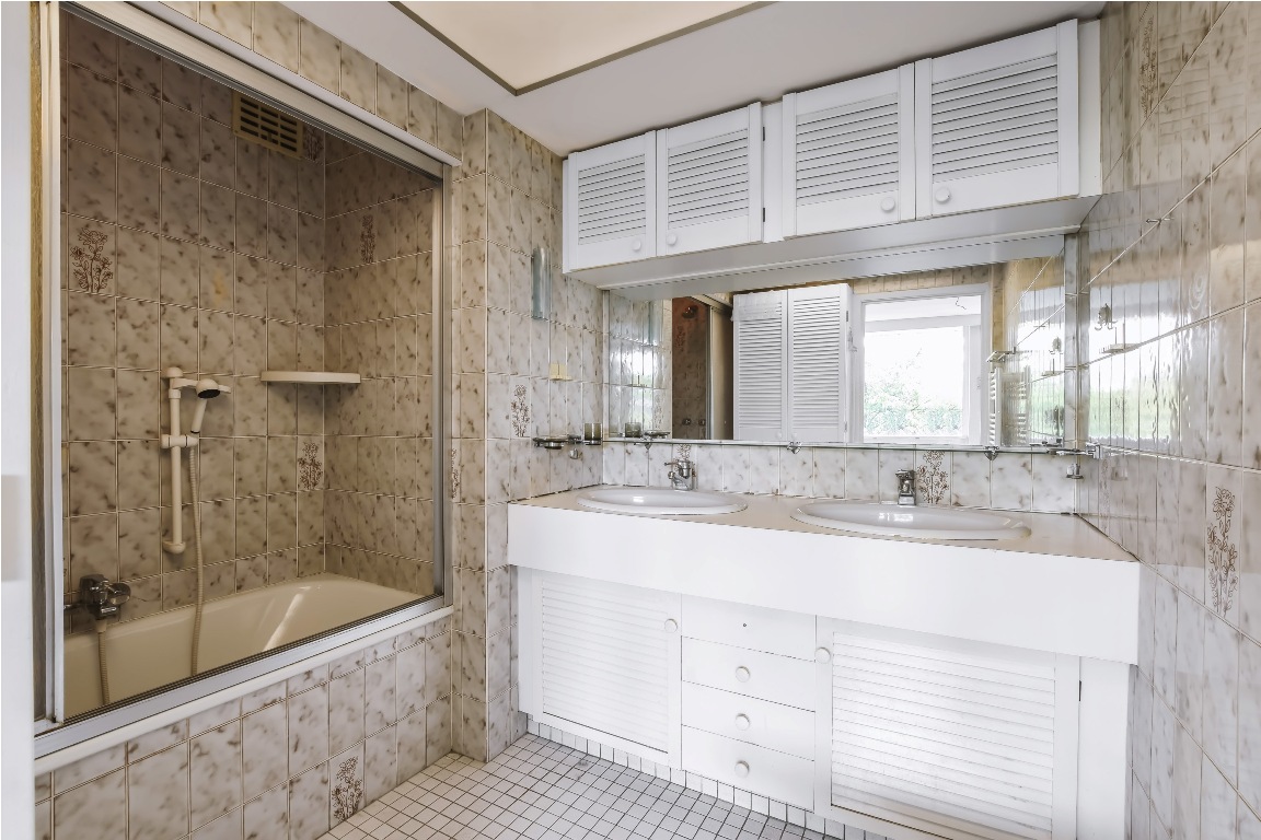 the interior of a luxurious bathroom with two sinks and a comfortable bathtub