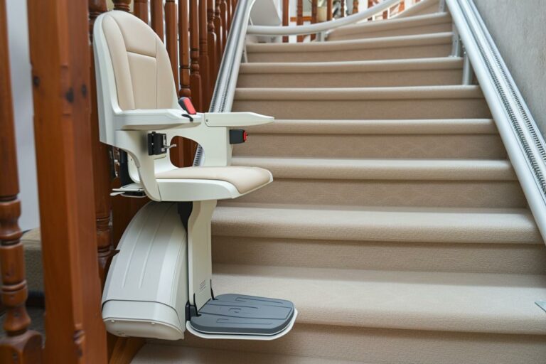 Monte-escalier étroit : options et avantages debout ou assis