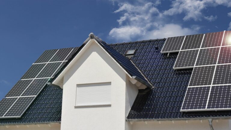 Comment estimer la surface disponible de notre toit pour installer des panneaux solaires ?