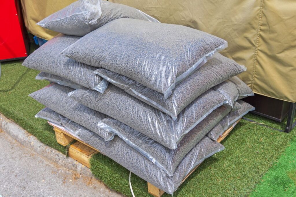 Comment stocker vos sacs de pellets cet hiver sans risquer qu’ils s’abîment ? Voici 3 conseils simples et pratiques à appliquer dès maintenant